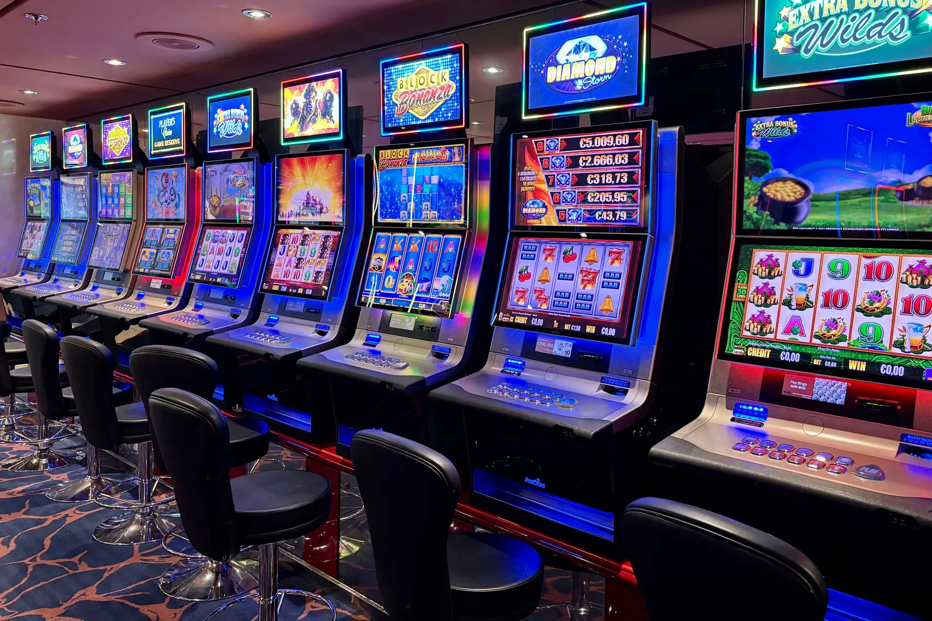 Beleuchtete Slot-Maschinen in der Gaming-Lounge
