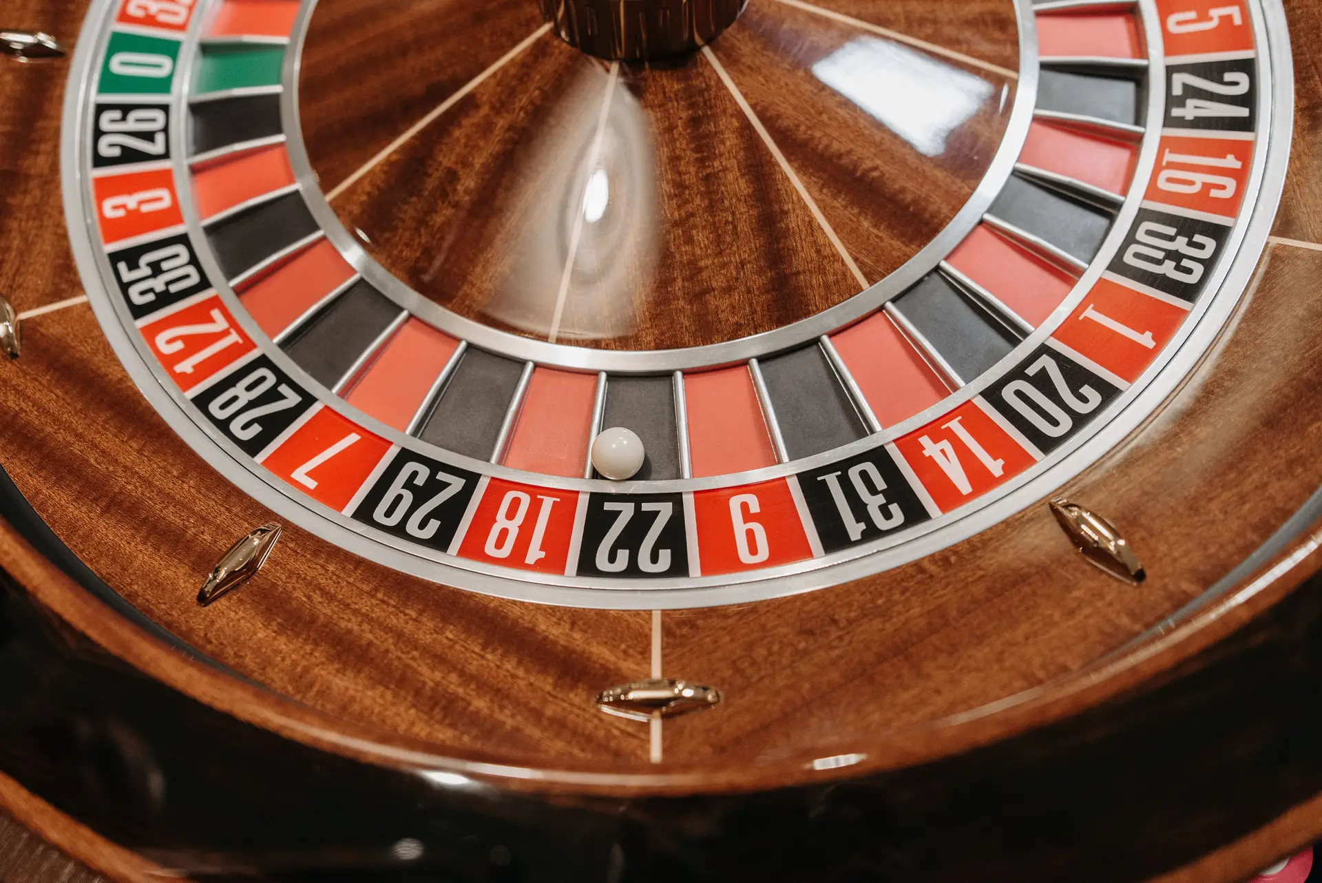 Nahaufnahme eines klassischen Roulette-Rades im Casino