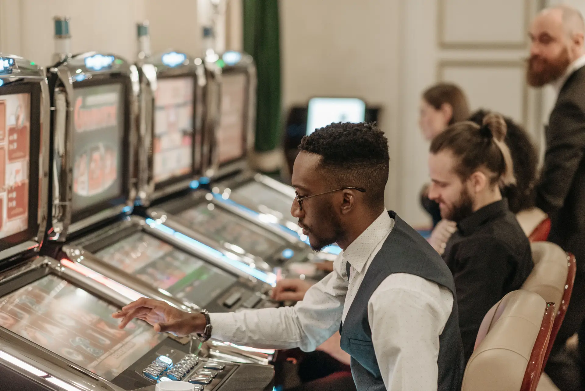 Gäste genießen den Abend im modernen Slot-Bereich