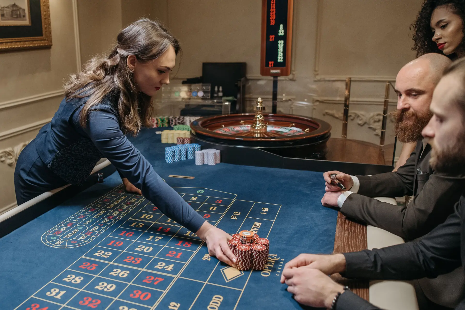 Atmosphärischer Casino-Saal mit Spieltischen