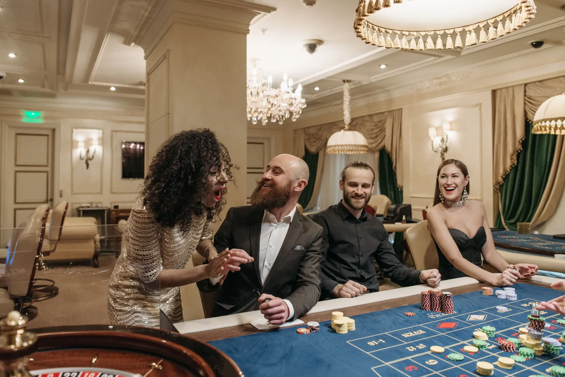 Poker-Area in gedimmtem Licht