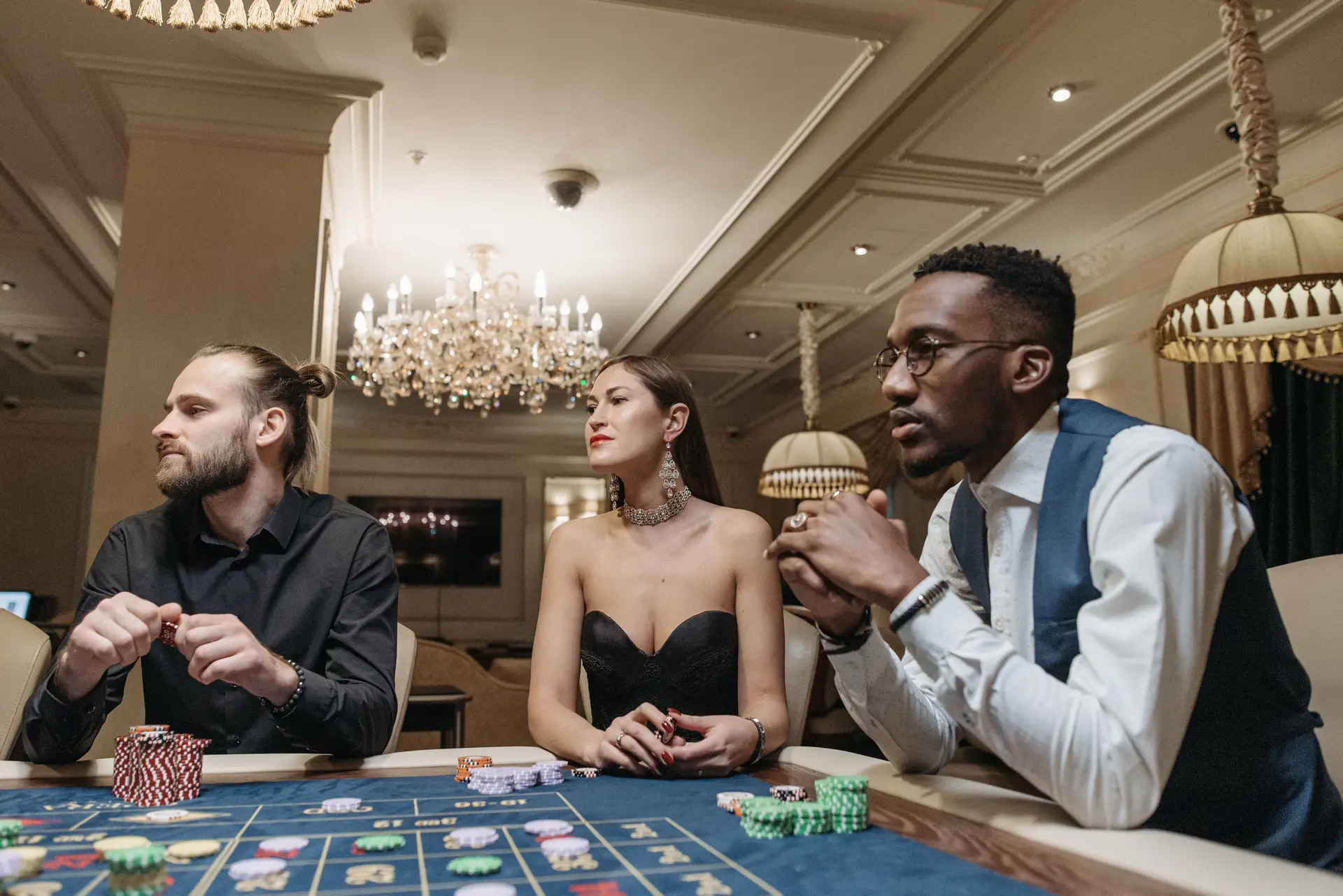 Kronleuchter über den Spieltischen