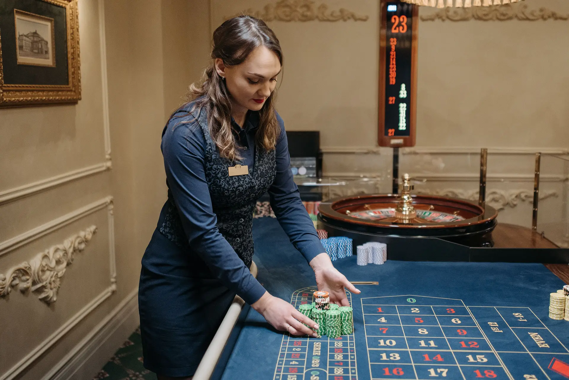 Elegante Dealerin am Roulette-Tisch im Delvarisgrandlodge